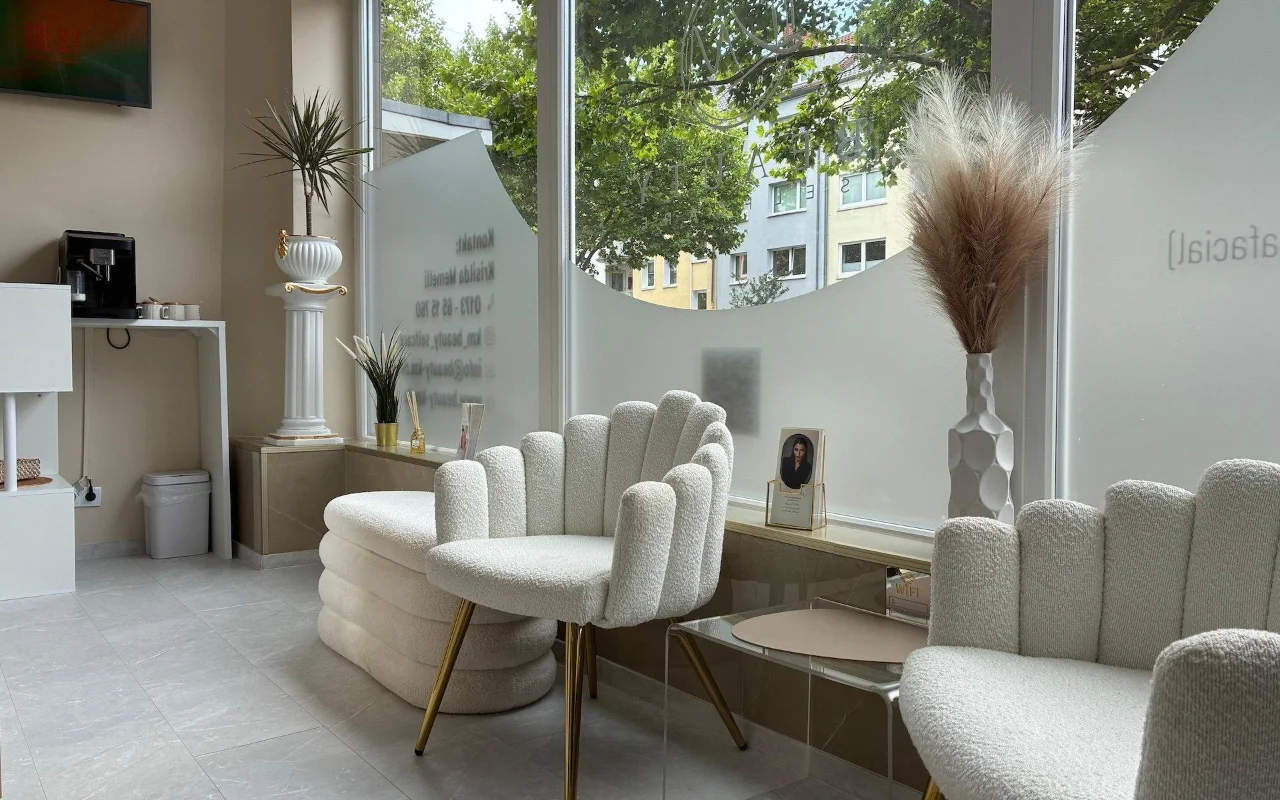 Heller Wartebereich bei KM Beauty Selfcare Bremen
